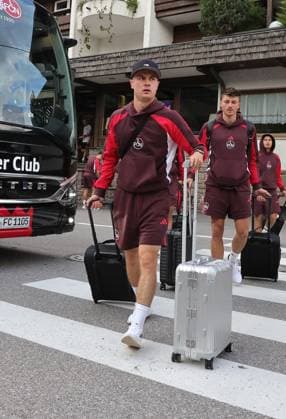 13.07.2025 - Fussball - 2. Fussball-Bundesliga - Saison 2025 2026 - 1. FC Nürnberg FCN Club - Trainingslager Sommer Sommertrainingslager Gais - Bruneck - Südtirol - Zink DaMa - xdaxmax - Oliver Villadsen (2, 1. FC Nürnberg FCN ) kommt am Mannschaftshotel Teamhotel an