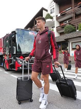 13.07.2025 - Fussball - 2. Fussball-Bundesliga - Saison 2025 2026 - 1. FC Nürnberg FCN Club - Trainingslager Sommer Sommertrainingslager Gais - Bruneck - Südtirol - Zink DaMa - xdaxmax - Semir Telalovic (9, 1. FC Nürnberg FCN ) kommt am Mannschaftshotel Teamhotel an