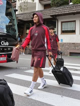 13.07.2025 - Fussball - 2. Fussball-Bundesliga - Saison 2025 2026 - 1. FC Nürnberg FCN Club - Trainingslager Sommer Sommertrainingslager Gais - Bruneck - Südtirol - Zink DaMa - xdaxmax - Justin von der Hitz (27, 1. FC Nürnberg FCN ) kommt am Mannschaftshotel Teamhotel an