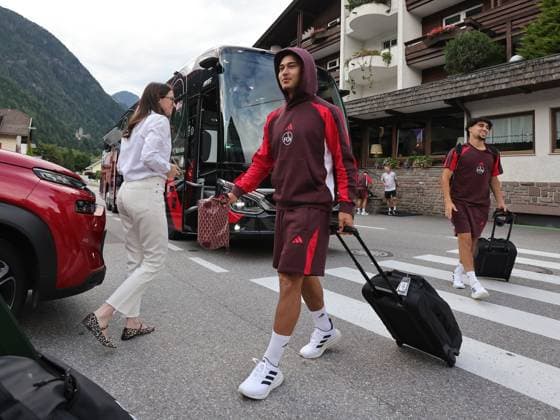 13.07.2025 - Fussball - 2. Fussball-Bundesliga - Saison 2025 2026 - 1. FC Nürnberg FCN Club - Trainingslager Sommer Sommertrainingslager Gais - Bruneck - Südtirol - Zink DaMa - xdaxmax - Justin von der Hitz (27, 1. FC Nürnberg FCN ) kommt am Mannschaftshotel Teamhotel an