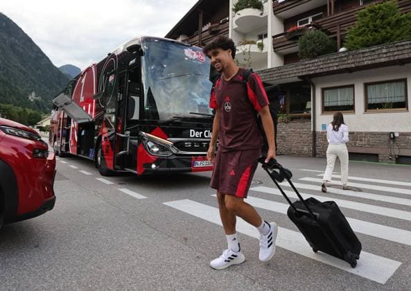 13.07.2025 - Fussball - 2. Fussball-Bundesliga - Saison 2025 2026 - 1. FC Nürnberg FCN Club - Trainingslager Sommer Sommertrainingslager Gais - Bruneck - Südtirol - Zink DaMa - xdaxmax - Ayoub Chaikhoun (17, 1. FC Nürnberg FCN ) kommt am Mannschaftshotel Teamhotel an