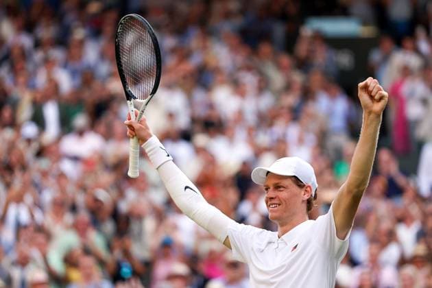 Sport Bilder des Tages Jannik Sinner celebrates victory in the Gentlemen s Singles final Wimbledon Tennis Championships, Day 14, The All England Lawn Tennis and Croquet Club, London, UK - 13 Jul 2025London The All England Lawn Tennis and United Kingdom  Copyright: xEllaxLing Shutterstockx 15392298bw