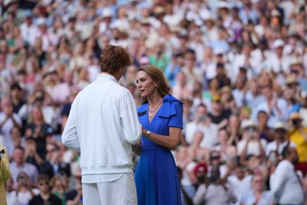 wimbledon 2025 LONDON, ENGLAND - JULY 13: Catherine, Princess of Wales, Patron of The AELTC, presents the Gentlemen s Singles Trophy to Jannik Sinner of Italy following his victory against Carlos Alcaraz of Spain during the Gentleman s Singles Final on day fourteen of The Championships Wimbledon 2025 at All England Lawn Tennis and Croquet Club on July 13, 2025 in London, England.  Copyright: xHiroshixSatox