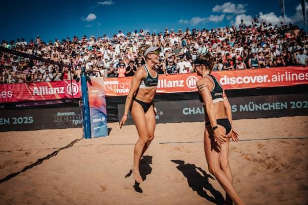 Beachvolleyball Frauen Allianz German Beach Tour 2025 Tourstop München 13.07.2025 v.l. Melanie Paul und Lea Kunst jubeln nach dem Sieg des Turniers München Zentraler Hochschulsport Münche Bayern Deutschland