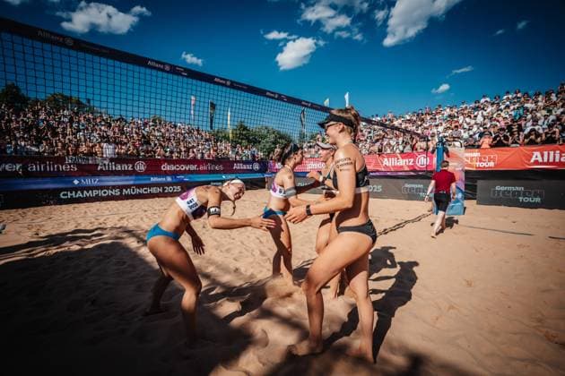 Beachvolleyball Frauen Allianz German Beach Tour 2025 Tourstop München 13.07.2025 Shake Hands nach dem Finale v.l. Sandra Ittlinger, Anna-Lena Grüne, Melanie Paul und Lea Kunst München Zentraler Hochschulsport Münche Bayern Deutschland