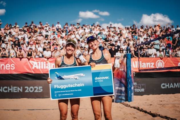Beachvolleyball Frauen Allianz German Beach Tour 2025 Tourstop München 13.07.2025 v.l. Melanie Paul und Lea Kunst jubeln nach dem Sieg des Turniers mit den Pokalen München Zentraler Hochschulsport Münche Bayern Deutschland
