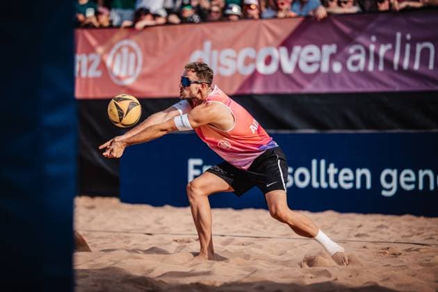 Beachvolleyball Männer Allianz German Beach Tour 2025 Tourstop München 13.07.2025 Jonas Sagstetter nimmt den Ball an München Zentraler Hochschulsport Münche Bayern Deutschland