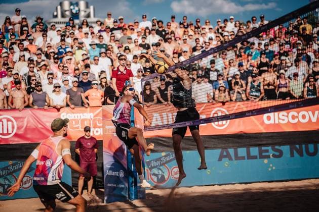 Beachvolleyball Männer Allianz German Beach Tour 2025 Tourstop München 13.07.2025 Jonas Sagstetter links wird geblockt von Paul Henning rechts München Zentraler Hochschulsport Münche Bayern Deutschland