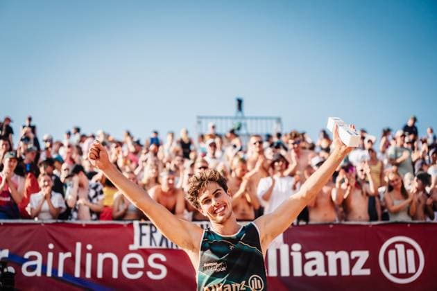Beachvolleyball Männer Allianz German Beach Tour 2025 Tourstop München 13.07.2025 Lui Wüst mit dem Pokal nach dem Sieg in München München Zentraler Hochschulsport Münche Bayern Deutschland