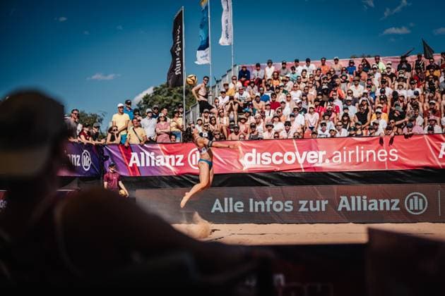 Beachvolleyball Frauen Allianz German Beach Tour 2025 Tourstop München 13.07.2025 Anna-Lena Grüne beim Aufschlag München Zentraler Hochschulsport Münche Bayern Deutschland