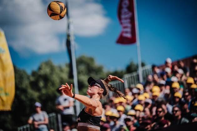 Beachvolleyball Frauen Allianz German Beach Tour 2025 Tourstop München 13.07.2025 Aufschlag von Lea Kunst München Zentraler Hochschulsport Münche Bayern Deutschland