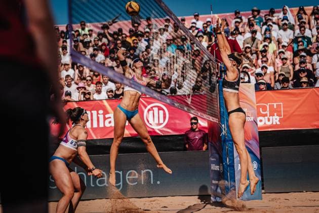Beachvolleyball Frauen Allianz German Beach Tour 2025 Tourstop München 13.07.2025 links Sandra Ittlinger beim Angriff gegen rechts Lea Kunst München Zentraler Hochschulsport Münche Bayern Deutschland
