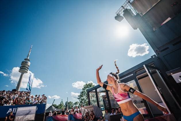 Beachvolleyball Frauen Allianz German Beach Tour 2025 Tourstop München 13.07.2025 Sandra Ittlinger läuft in das Stadion ein München Zentraler Hochschulsport Münche Bayern Deutschland