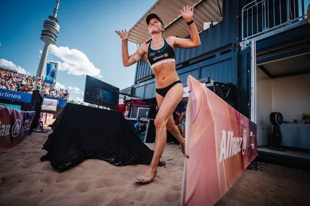 Beachvolleyball Frauen Allianz German Beach Tour 2025 Tourstop München 13.07.2025 Lea Kunst läuft ins Stadion ein München Zentraler Hochschulsport Münche Bayern Deutschland