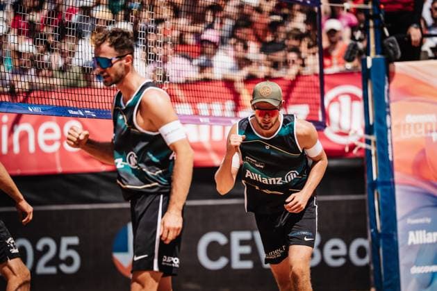 Beachvolleyball Männer Allianz German Beach Tour 2025 Tourstop München 13.07.2025 v.l. Jonas Sagstetter und Benedikt Sagstetter jubeln München Zentraler Hochschulsport Münche Bayern Deutschland