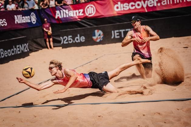 Beachvolleyball Männer Allianz German Beach Tour 2025 Tourstop München 13.07.2025 Tamo Wüst springt zum Ball München Zentraler Hochschulsport Münche Bayern Deutschland