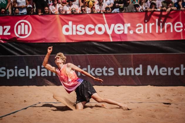 Beachvolleyball Männer Allianz German Beach Tour 2025 Tourstop München 13.07.2025 Tamo Wüst spielt den Ball München Zentraler Hochschulsport Münche Bayern Deutschland