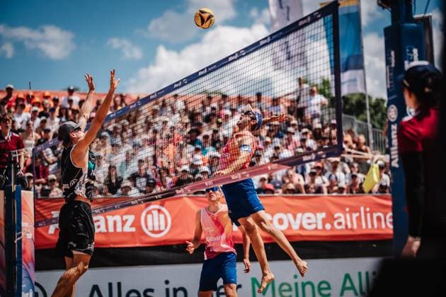 Beachvolleyball Männer Allianz German Beach Tour 2025 Tourstop München 13.07.2025 rechts Tilo Rietschel beim Angriff gegen links Paul Henning München Zentraler Hochschulsport Münche Bayern Deutschland