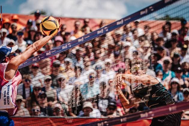 Beachvolleyball Männer Allianz German Beach Tour 2025 Tourstop München 13.07.2025 rechts Lui Wüst beim Angriff gegen links Momme Lorenz München Zentraler Hochschulsport Münche Bayern Deutschland
