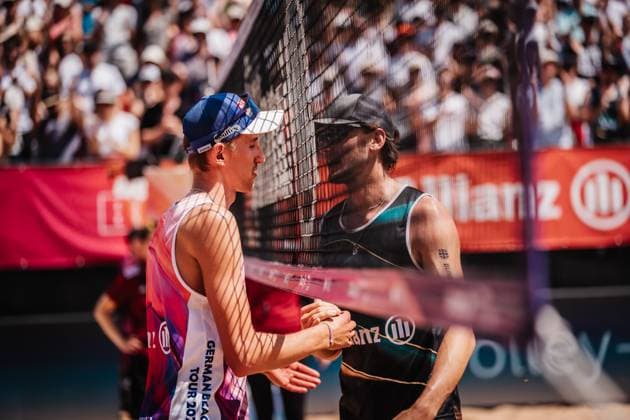 Beachvolleyball Männer Allianz German Beach Tour 2025 Tourstop München 13.07.2025 v.l. Momme Lorenz und Paul Henning beim Shake Hands nach dem Spiel München Zentraler Hochschulsport Münche Bayern Deutschland