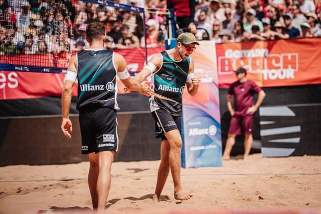 Beachvolleyball Männer Allianz German Beach Tour 2025 Tourstop München 13.07.2025 v.l. Jonas Sagstetter und Benedikt Sagstetter jubeln München Zentraler Hochschulsport Münche Bayern Deutschland