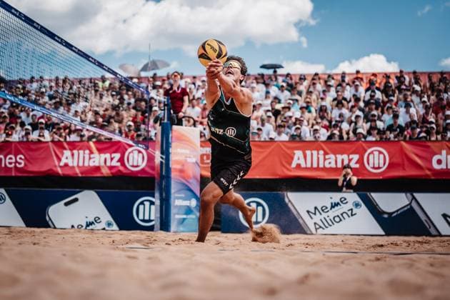 Beachvolleyball Männer Allianz German Beach Tour 2025 Tourstop München 13.07.2025 Lui Wüst spielt den Ball München Zentraler Hochschulsport Münche Bayern Deutschland