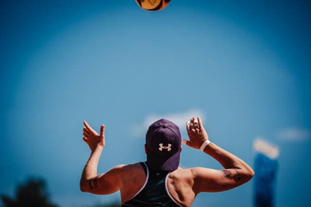 Beachvolleyball Frauen Allianz German Beach Tour 2025 Tourstop München 13.07.2025 Melanie Gernert beim Aufschlag München Zentraler Hochschulsport Münche Bayern Deutschland