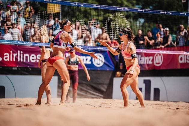 Beachvolleyball Frauen Allianz German Beach Tour 2025 Tourstop München 13.07.2025 v.l. Sandra Ittlinger und Anna-Lena Grüne klatschen ein München Zentraler Hochschulsport Münche Bayern Deutschland