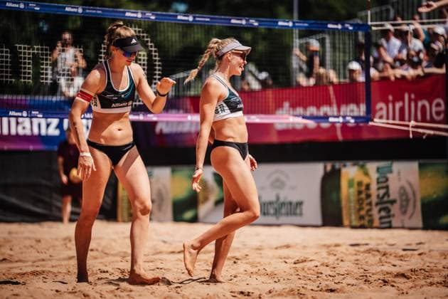 Beachvolleyball Frauen Allianz German Beach Tour 2025 Tourstop München 13.07.2025 v.l. Lea Kunst und Melanie Paul freuen sich und sind erleichtet München Zentraler Hochschulsport Münche Bayern Deutschland