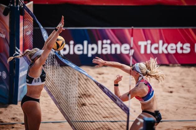 Beachvolleyball Frauen Allianz German Beach Tour 2025 Tourstop München 13.07.2025 rechts Anna Behlen beim Angriff gegen links Melanie Paul München Zentraler Hochschulsport Münche Bayern Deutschland