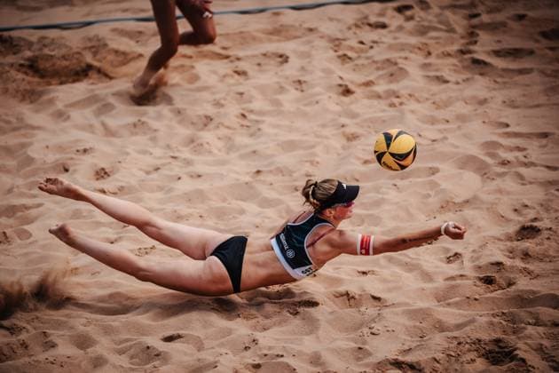 Beachvolleyball Frauen Allianz German Beach Tour 2025 Tourstop München 13.07.2025 Lea Kunst springt zum Ball München Zentraler Hochschulsport Münche Bayern Deutschland