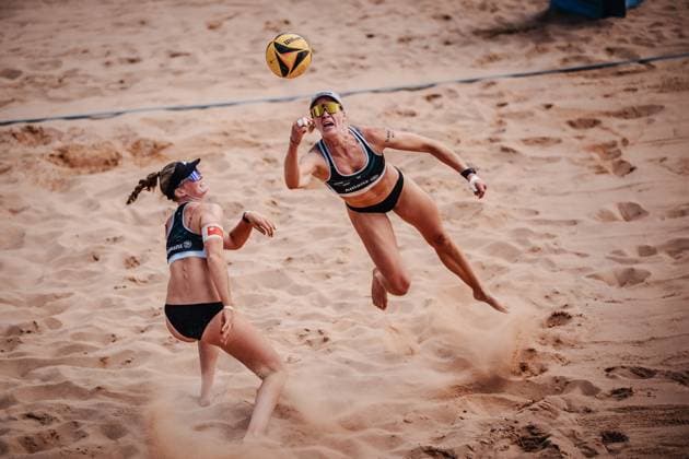 Beachvolleyball Frauen Allianz German Beach Tour 2025 Tourstop München 13.07.2025 v.l. Lea Kunst und Melanie Paul bei der Abwehr München Zentraler Hochschulsport Münche Bayern Deutschland