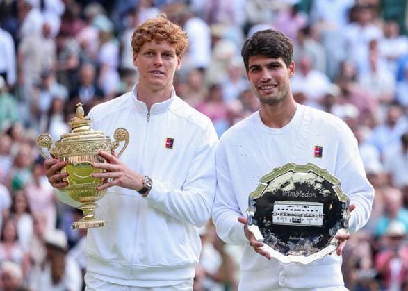 Finalist Carlos Alcaraz und Jannik Sinner posen mit Pokal, Trophäe, Siegerehrung, Presentation, Endspiel, Final, Herren Einzel, Men s Singles Tennis - Wimbledon 2021 - Grand Slam ITF ATP, Tennis Herren WTA, Tennis Damen - AELTC - London - - Great Britain - 13 July 2025. *** Finalist Carlos Alcaraz and Jannik Sinner pose with trophy, trophy, award ceremony, presentation, final, final, men s singles, men s singles tennis Wimbledon 2021 Grand Slam ITF ATP WTA AELTC London Great Britain 13 July 2025 Copyright: xJuergenxHasenkopfx
