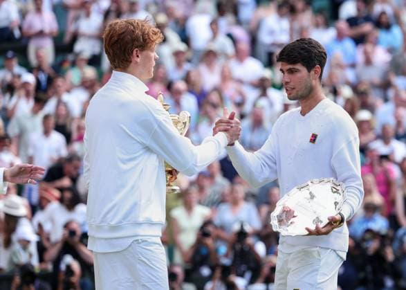 Finalist Carlos Alcaraz und Jannik Sinner posen mit Pokal, Trophäe, Siegerehrung, Presentation, Endspiel, Final, Herren Einzel, Men s Singles Tennis - Wimbledon 2021 - Grand Slam ITF ATP, Tennis Herren WTA, Tennis Damen - AELTC - London - - Great Britain - 13 July 2025. Copyright: xJuergenxHasenkopfx