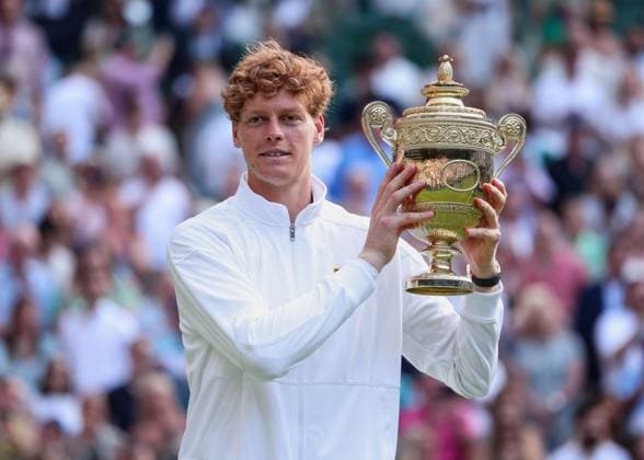 Sieger Jannik Sinner mit Pokal, Trophäe, Siegerehrung, Presentation, Endspiel, Final, Herren Einzel, Men s Singles Tennis - Wimbledon 2021 - Grand Slam ITF ATP, Tennis Herren WTA, Tennis Damen - AELTC - London - - Great Britain - 13 July 2025. Copyright: xJuergenxHasenkopfx