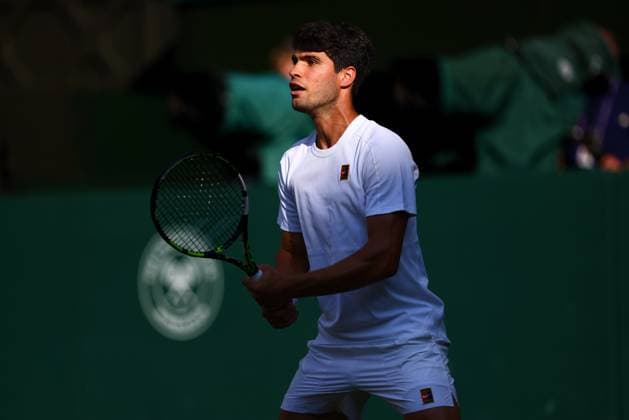 Wimbledon Championships 2025 AELTC, Day Thirteen, London, UK - 13 07 2025 Carlos Alcaraz (ESP) in action during the Mens Final against Jannik Sinner (ITA) in the 2025 Wimbledon Championships London Wimbledon London GBR, UK NEWSPAPERS OUT Copyright: xMarkxGreenwoodx
