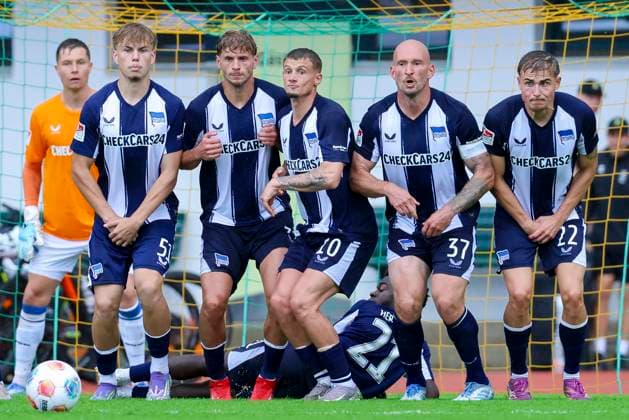 Niklas Hildebrandt (Hertha BSC Berlin), Marton Dardai (Hertha BSC Berlin), Michael Cuisance (Hertha BSC Berlin), Toni Leistner (Hertha BSC Berlin) und Marten Winkler (Hertha BSC Berlin) bilden eine Mauer beim Freistoss und erwarten den Schuss, Friendly match, Hertha BSC Berlin vs Broendby IF, Sportplatz Langau am 13. July 2025 in Kitzbuehel, Oesterreich. (Foto von Marco Steinbrenner DeFodi Images) Niklas Hildebrandt (Hertha BSC Berlin), Marton Dardai (Hertha BSC Berlin), Michael Cuisance (Hertha BSC Berlin), Toni Leistner (Hertha BSC Berlin) und Marten Winkler (Hertha BSC Berlin) form a wall at the free kick and await the kick, Friendly match, Hertha BSC Berlin vs Broendby IF, Sportplatz Langau, July 13, 2025 in Kitzbuehel, Austria. (Photo by Marco Steinbrenner DeFodi Images) *** Niklas Hildebrandt Hertha BSC Berlin , Marton Dardai Hertha BSC Berlin , Michael Cuisance Hertha BSC Berlin , Toni Leistner Hertha BSC Berlin and Marten Winkler Hertha BSC Berlin form a wall at the free kick awaiting the kick, Friendly match, Hertha BSC Berlin vs Broendby IF, Sportplatz Langau on July 13, 2025 in Kitzbuehel, Austria Photo by Marco Steinbrenner DeFodi Images Niklas Hildebrandt Hertha BSC Berlin , Marton Dardai Hertha BSC Berlin , Michael Cuisance Hertha BSC Berlin , Toni Leistner Hertha BSC Berlin and Marten Winkler Hertha BSC Berlin form a wall at the free kick and await the kick, Friendly match, Hertha BSC Berlin vs Broendby IF, Sportplatz Langau, July 13, 2025 in Kitzbuehel, Austria Photo by Marco Steinbrenner DeFodi Images