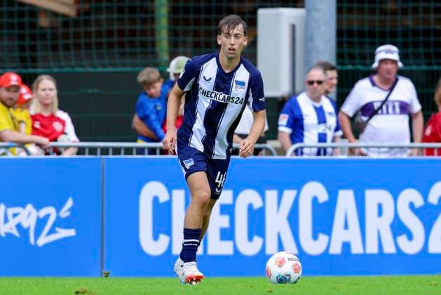 Tim Hoffmann (Hertha BSC Berlin) kontrolliert den Ball, Friendly match, Hertha BSC Berlin vs Broendby IF, Sportplatz Langau am 13. July 2025 in Kitzbuehel, Oesterreich. (Foto von Marco Steinbrenner DeFodi Images) Tim Hoffmann (Hertha BSC Berlin) controls the ball, Friendly match, Hertha BSC Berlin vs Broendby IF, Sportplatz Langau, July 13, 2025 in Kitzbuehel, Austria. (Photo by Marco Steinbrenner DeFodi Images) *** Tim Hoffmann Hertha BSC Berlin controls the ball, Friendly match, Hertha BSC Berlin vs Broendby IF, Sportplatz Langau on July 13, 2025 in Kitzbuehel, Austria Photo by Marco Steinbrenner DeFodi Images Tim Hoffmann Hertha BSC Berlin controls the ball, Friendly match, Hertha BSC Berlin vs Broendby IF, Sportplatz Langau, July 13, 2025 in Kitzbuehel, Austria Photo by Marco Steinbrenner DeFodi Images