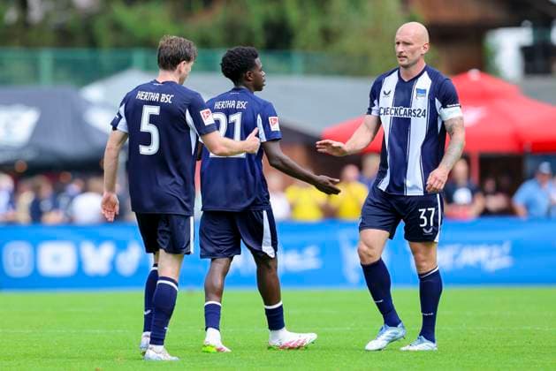 Leon Jensen (Hertha BSC Berlin), Boris Mamuzah Lum (Hertha BSC Berlin) und Toni Leistner (Hertha BSC Berlin) geben sich die Hand, Friendly match, Hertha BSC Berlin vs Broendby IF, Sportplatz Langau am 13. July 2025 in Kitzbuehel, Oesterreich. (Foto von Marco Steinbrenner DeFodi Images) Leon Jensen (Hertha BSC Berlin), Boris Mamuzah Lum (Hertha BSC Berlin) und Toni Leistner (Hertha BSC Berlin) shake hands, Friendly match, Hertha BSC Berlin vs Broendby IF, Sportplatz Langau, July 13, 2025 in Kitzbuehel, Austria. (Photo by Marco Steinbrenner DeFodi Images) *** Leon Jensen Hertha BSC Berlin , Boris Mamuzah Lum Hertha BSC Berlin and Toni Leistner Hertha BSC Berlin shake hands, Friendly match, Hertha BSC Berlin vs Broendby IF, Sportplatz Langau on July 13, 2025 in Kitzbuehel, Austria Photo by Marco Steinbrenner DeFodi Images Leon Jensen Hertha BSC Berlin , Boris Mamuzah Lum Hertha BSC Berlin and Toni Leistner Hertha BSC Berlin shake hands, Friendly match, Hertha BSC Berlin vs Broendby IF, Sportplatz Langau, July 13, 2025 in Kitzbuehel, Austria Photo by Marco Steinbrenner DeFodi Images