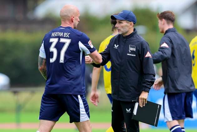 Toni Leistner (Hertha BSC Berlin) und Trainer Stefan Leitl (Hertha BSC Berlin) geben sich die Hand, Friendly match, Hertha BSC Berlin vs Broendby IF, Sportplatz Langau am 13. July 2025 in Kitzbuehel, Oesterreich. (Foto von Marco Steinbrenner DeFodi Images) Toni Leistner (Hertha BSC Berlin) und Trainer Stefan Leitl (Hertha BSC Berlin) shake hands, Friendly match, Hertha BSC Berlin vs Broendby IF, Sportplatz Langau, July 13, 2025 in Kitzbuehel, Austria. (Photo by Marco Steinbrenner DeFodi Images) *** Toni Leistner Hertha BSC Berlin and coach Stefan Leitl Hertha BSC Berlin shake hands, Friendly match, Hertha BSC Berlin vs Broendby IF, Sportplatz Langau on July 13, 2025 in Kitzbuehel, Austria Photo by Marco Steinbrenner DeFodi Images Toni Leistner Hertha BSC Berlin and coach Stefan Leitl Hertha BSC Berlin shake hands, Friendly match, Hertha BSC Berlin vs Broendby IF, Sportplatz Langau, July 13, 2025 in Kitzbuehel, Austria Photo by Marco Steinbrenner DeFodi Images