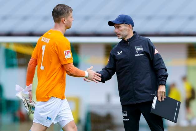 Torhueter Tjark Ernst (Hertha BSC Berlin) und Trainer Stefan Leitl (Hertha BSC Berlin) geben sich die Hand, Friendly match, Hertha BSC Berlin vs Broendby IF, Sportplatz Langau am 13. July 2025 in Kitzbuehel, Oesterreich. (Foto von Marco Steinbrenner DeFodi Images) Torhueter Tjark Ernst (Hertha BSC Berlin) und Trainer Stefan Leitl (Hertha BSC Berlin) shake hands, Friendly match, Hertha BSC Berlin vs Broendby IF, Sportplatz Langau, July 13, 2025 in Kitzbuehel, Austria. (Photo by Marco Steinbrenner DeFodi Images) *** Goalkeeper Tjark Ernst Hertha BSC Berlin and coach Stefan Leitl Hertha BSC Berlin shake hands, Friendly match, Hertha BSC Berlin vs Broendby IF, Sportplatz Langau on July 13, 2025 in Kitzbuehel, Austria Photo by Marco Steinbrenner DeFodi Images Goalkeeper Tjark Ernst Hertha BSC Berlin and coach Stefan Leitl Hertha BSC Berlin shake hands, Friendly match, Hertha BSC Berlin vs Broendby IF, Sportplatz Langau, July 13, 2025 in Kitzbuehel, Austria Photo by Marco Steinbrenner DeFodi Images