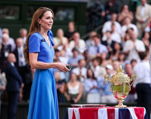 Wimbledon Feature, Catherine, Princess of Wales steht auf dem Centre Court zur Siegerehrung, Presentation, Endspiel, Final, Herren Einzel, Men s Singles Tennis - Wimbledon 2025 - Grand Slam ITF ATP, Tennis Herren WTA, Tennis Damen - AELTC - London - - Great Britain - 13 July 2025. *** Wimbledon Feature, Catherine, Princess of Wales stands on Centre Court for the award ceremony, Presentation, Final, Final, Men s Singles, Men s Singles Tennis Wimbledon 2025 Grand Slam ITF ATP WTA AELTC London Great Britain 13 July 2025 Copyright: xJuergenxHasenkopfx