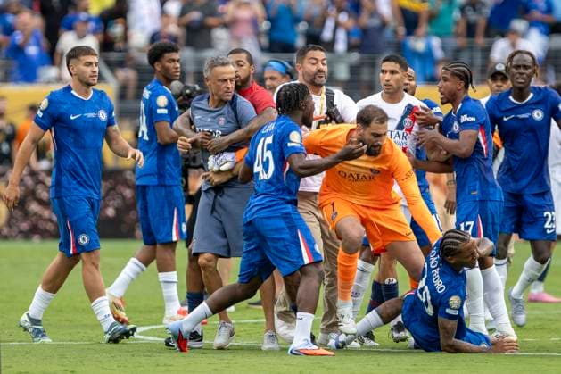 PSG manager Luis Enrique (2-L) argues with Chelsea players after the FIFA Club World Cup 2025 final match between Chelsea FC and Paris Saint-Germain (PSG) at the stadium MetLife in New Jersey, United States, 13 July 2025. FIFA Club World Cup: Chelsea FC vs. Paris Saint-Germain !ACHTUNG: NUR REDAKTIONELLE NUTZUNG!  Copyright: xÁngelxColmenaresx AMDEP8275 20250713-55017401596_1