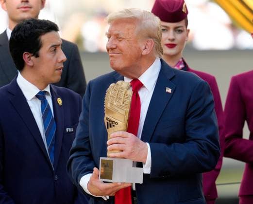 US-Praesident Donald Trump haelt die Golden Glove trophy, bevor er sie an Chelsea-Torwart Robert Sanchez uebergibt. USA, Chelsea FC vs Paris Saint-Germain, FIFA Club World Cup, Finale, Match 63, 13.07.2025 USA, Chelsea FC vs Paris Saint-Germain, FIFA Club World Cup, Finale, Match 63, 13.07.2025 East Rutherford Copyright: xScottxW.xColemanx EP_SCN