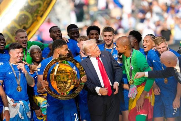 Reece James (Chelsea FC, 24) haelt den FIFA Club World Cup 2025 Pokal, waehrend Chelsea nach dem Sieg gegen Paris Saint-Germain im Finale feiert. US-Praesident Donald Trump ist auf der Buehne, um mit dem Team zu feiern. USA, Chelsea FC vs Paris Saint-Germain, FIFA Club World Cup, Finale, Match 63, 13.07.2025 USA, Chelsea FC vs Paris Saint-Germain, FIFA Club World Cup, Finale, Match 63, 13.07.2025 East Rutherford Copyright: xScottxW.xColemanx EP_SCN