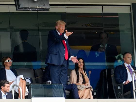 US-Praesident Donald Trump gestikuliert in Richtung Publikum. USA, Chelsea FC vs Paris Saint-Germain, FIFA Club World Cup, Finale, Match 63, 13.07.2025 USA, Chelsea FC vs Paris Saint-Germain, FIFA Club World Cup, Finale, Match 63, 13.07.2025 East Rutherford Copyright: xScottxW.xColemanx EP_SCN