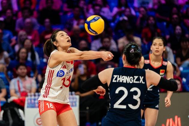 (250714) -- ARLINGTON, July 14, 2025 -- Wang Mengjie (L) of China saves the ball during the match between China and the United States at the Women s Volleyball Nations League (VNL) 2025 in Arlington, the United States, July 13, 2025. (Photo by Xinhua) (SP)U.S.-ARLINGTON-VOLLEYBALL-NATIONS LEAGUE-WOMEN ChenxChen 