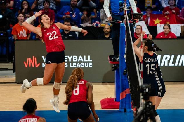 (250714) -- ARLINGTON, July 14, 2025 -- Franklin (top L) of the United States spikes the ball during the match between China and the United States at the Women s Volleyball Nations League (VNL) 2025 in Arlington, the United States, July 13, 2025. (Photo by Xinhua) (SP)U.S.-ARLINGTON-VOLLEYBALL-NATIONS LEAGUE-WOMEN ChenxChen 
