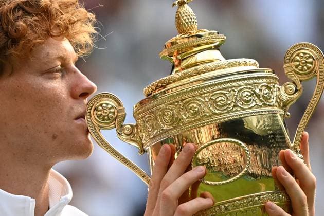 (250714) -- LONDON, July 14, 2025 -- Jannik Sinner kisses the trophy after winning the men s singles final between Carlos Alcaraz of Spain and Jannik Sinner of Italy at the Wimbledon Tennis Championships in London, Britain, July 13, 2025. ) (SP)BRITAIN-LONDON-TENNIS-WIMBLEDON-MEN S SINGLES-FINAL LixYing 