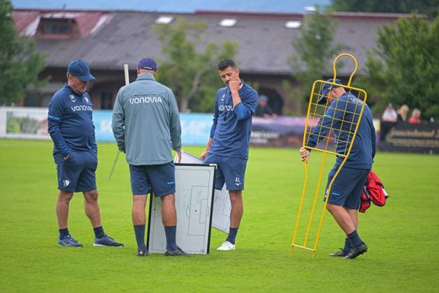 14.07.2025, Fussball, Saison 2025 2026, 2. Bundesliga, Vorbereitung, Sommertrainingslager des VfL Bochum in Scheffau am Wilden Kaiser, Trainer Dieter Hecking (VfL Bochum 1848) (l-r), Co-Trainer Murat Ural (VfL Bochum 1848), Co-Trainer Anthony Losilla (VfL Bochum 1848), Co-Trainer Marc-Andre Kruska (VfL Bochum 1848) xRHR-FOTO YYx